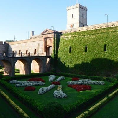 Private Customized Barcelona Tour by Mercedes VIP Bus and Personal Expert Guide 2