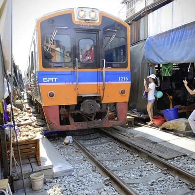 Bangkok Day Trip: Railway Market, Floating Market & Nakhon Pathom 5
