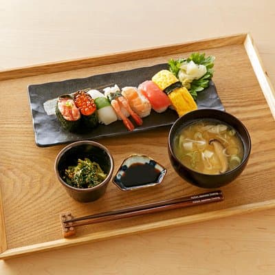 Omakase-Style Sushi Class with Local Supermarket Tour