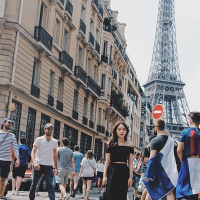 Paris Photographer: Exclusive Photoshoot with Private Car 5