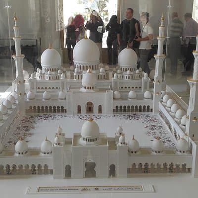 Abu Dhabi : Private Tour with professional Driver from Dubai 2