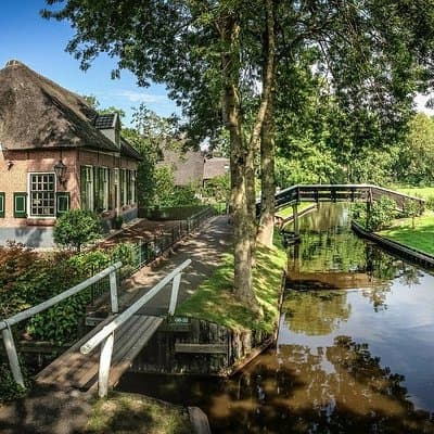 Private Sightseeing Tour to Giethoorn from Amsterdam incl. canal cruise
