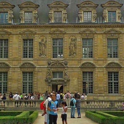 Private History Walking Tour in Paris for Teens & Family 4