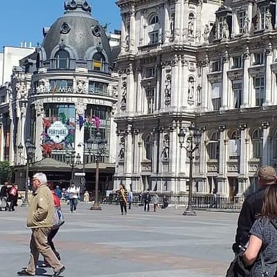 Private vehicle and driver for your Paris - Paris trips. 2