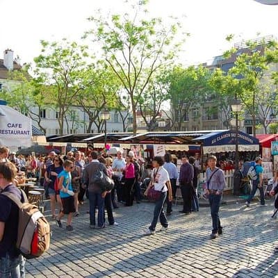 Unusual walking tour of Montmartre and local wine tasting - 2H 2