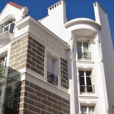 Unusual walking tour of Montmartre and local wine tasting - 2H 3