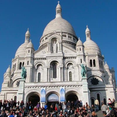 Unusual walking tour of Montmartre and local wine tasting - 2H 5