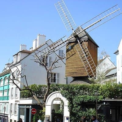 Unusual walking tour of Montmartre and local wine tasting - 2H