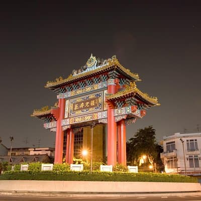 Explore Chinatown Street Food by Night in Bangkok 5