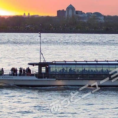 JAPANESE guided tour! Bateaux Dinner Cruise tour with hotel transportation. The best way to enjoy the Manhattan night view from the river & sea. Full course French dinner, live band music included. 3