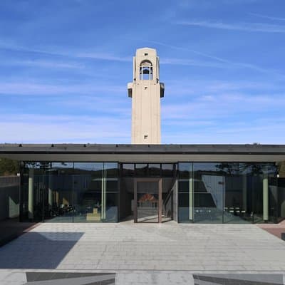 Sir John Monash Centre in the Somme from Paris aboard a Van (4/7 pax) 3