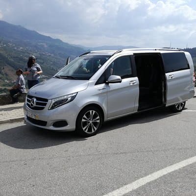Private transfer Lisbon / Porto with tour included.