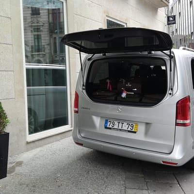 Private transfer Lisbon / Porto with tour included. 4