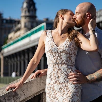 Paris 2-Hour Eiffel Tower Walking Tour with Professional Photo Shoot 4