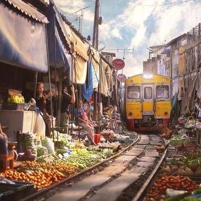 Train Market and Floating Market half day tour 5