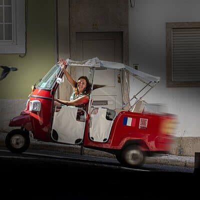 1 hour in Tuk Tuk to access the famous viewpoints of Lisbon