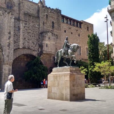 The wonders of architecture 2 hours on foot in Barcelona 4