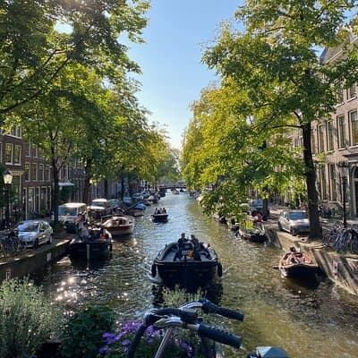 Explore hidden streets with friends 3