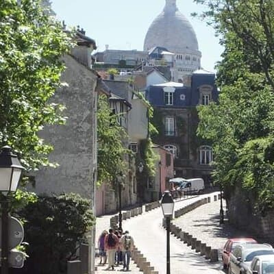 Group tour of the Montmartre district in Italian