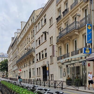 Full-Day Guided Tour in Paris with Hotel Pick Up & Drop