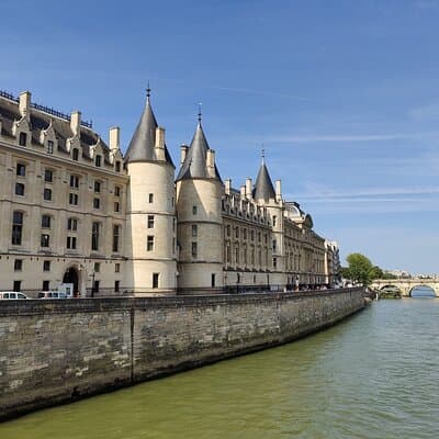Paris 4 hours Private Guided Trip with Indian Meal -Hotel pickup