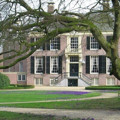 Full-Day Private Historic Royal Tour around Palaces and Castles 2