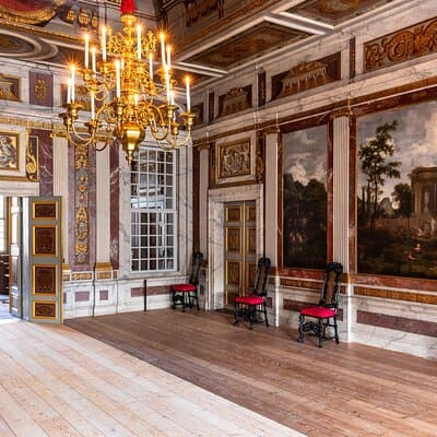 Full-Day Private Historic Royal Tour around Palaces and Castles 3