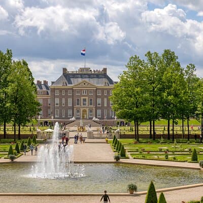 Full-Day Private Historic Royal Tour around Palaces and Castles 4
