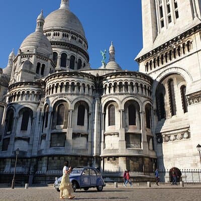 Discovery of Montmartre in a 2CV - 45 min