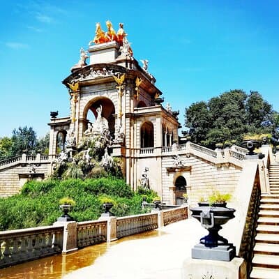 Guided Tour Ciutadella Park Nature, Triumphal Arch and Gaudí in Barcelona.
