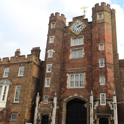 Private Buckingham Palace Royal Walk & Champagne at Harrods 3