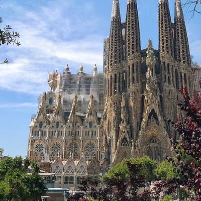 Golden Hour at Sagrada Familia: Private Tour with Licensed Guide 4