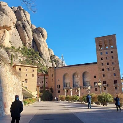 Private Tour in Montserrat 5h