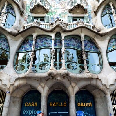 Guided private morning tour of La Pedrera with Casa Batlló ticket 2