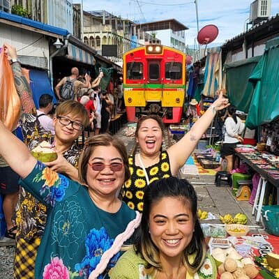 Private Tour to Railway Market and Damnoen Saduak Floating Market 3