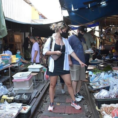 Floating Market with Great Pagoda Temple and Wat Sam Phran 3