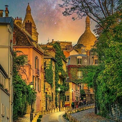 Montmartre guided walking tour with local guide in small group 4