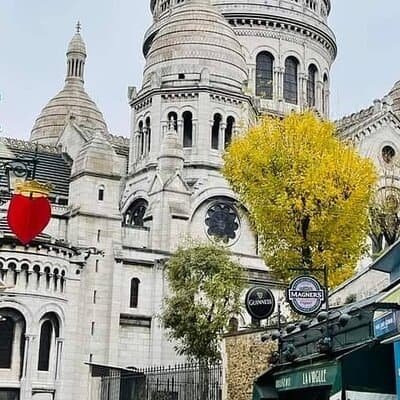 Montmartre guided walking tour with local guide in small group 5