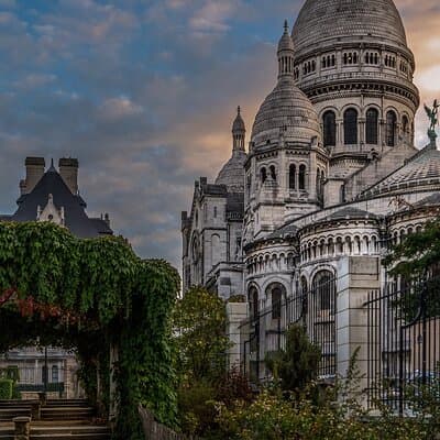 Montmartre guided walking tour with local guide in small group 3