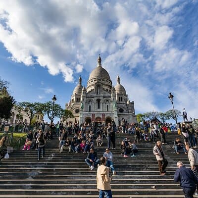 Montmartre guided walking tour with local guide in small group