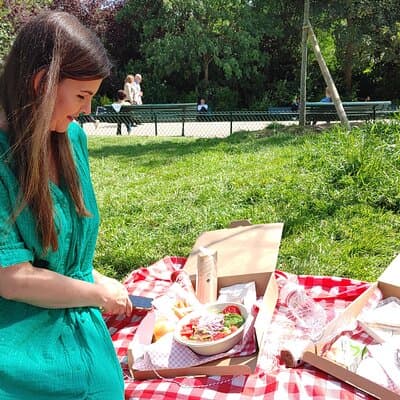 Exclusive Gourmet Picnic Experience at the Eiffel Tower 2