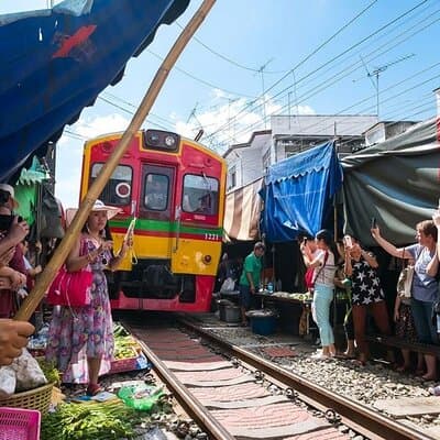 Maeklong Railway Market & Damnoen Saduak Market Paddle Boat Tour 4