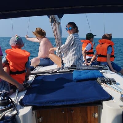 2-hours Sailing Yacht Tour in Dubai 3
