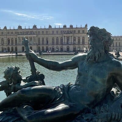 Excursion CHATEAU DE VERSAILLES and GIVERNY in Limousine from Paris