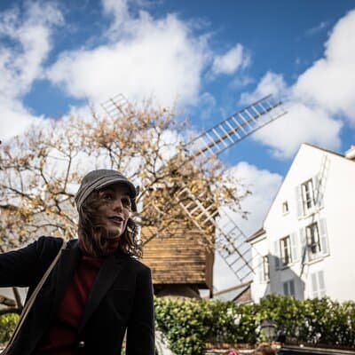 Guided tour of Montmartre in songs with a professional