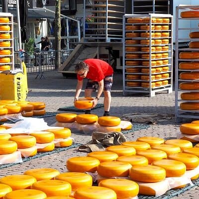 Tour to the Alkmaar Cheese market and Windmills from Amsterdam