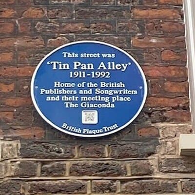 2 Hours Rock and Roll Historical Walking Tour in London 4