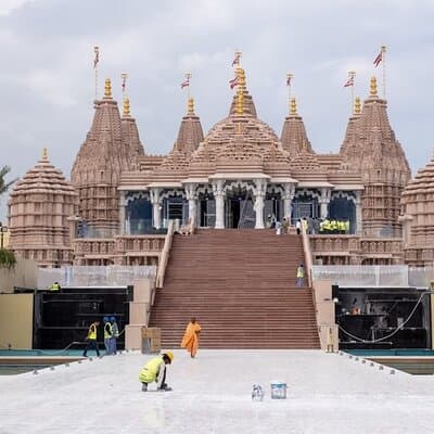 Abu Dhabi Sightseeing Tour with Temple Visit 3