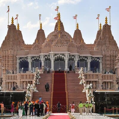 Abu Dhabi Sightseeing Tour with Temple Visit 4