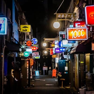Shinjuku Kabukicho bar hopping & grab a bite tour w/Local Guide